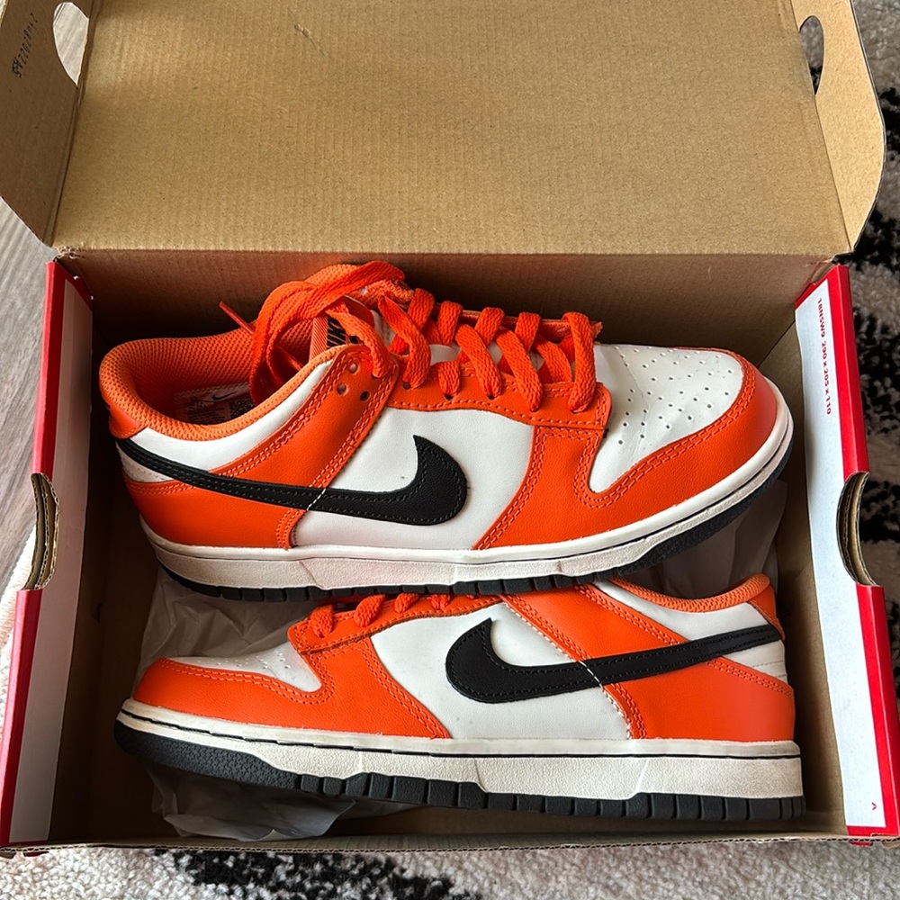 Nike dunk grade school size 6. In women’s size 7.5